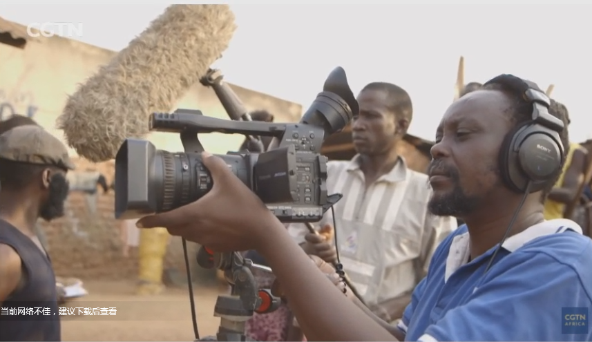 非洲村成本1000块的电影：夸张演技五毛特效，却让烂片导演羞红脸