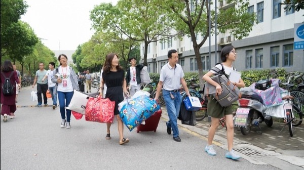 准大学生入学须知，通知书里的银行卡有大用处，一定要保管好