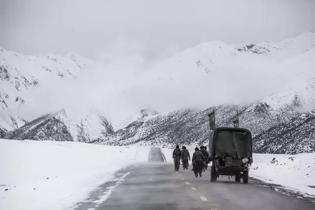 偷猎者是什么人（藏族巡山人：在白马雪山，与野生动物盗猎者“火拼”）