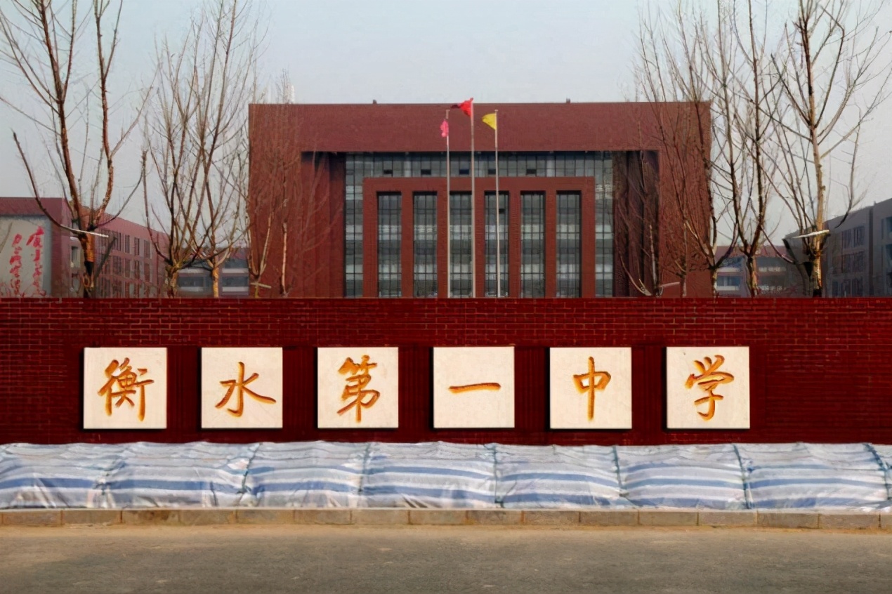 中国“百强高中”名单，衡中被超越，前五名一本最低录取率92.6%