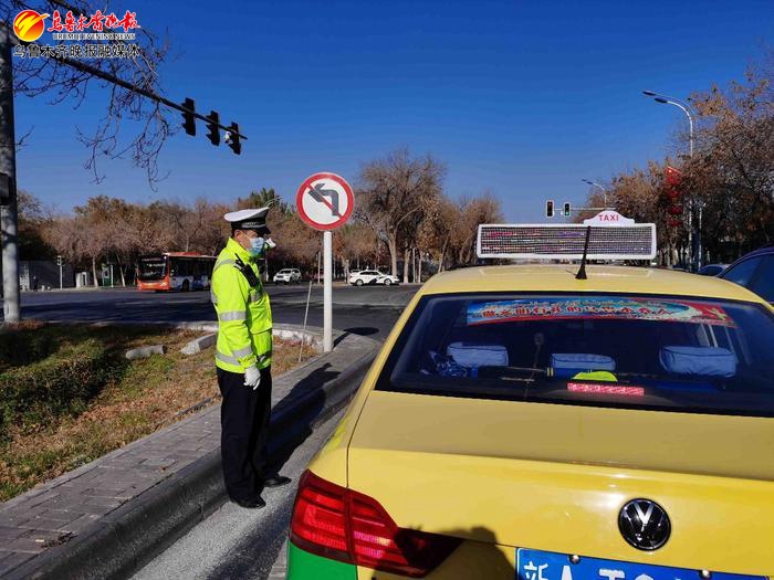 乌鲁木齐交警优化北京路汇嘉时代最近路口堵点