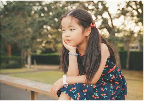 最常见普通的扎发发型就是双马尾辫,而十二岁女孩自家扎的双马尾辫总