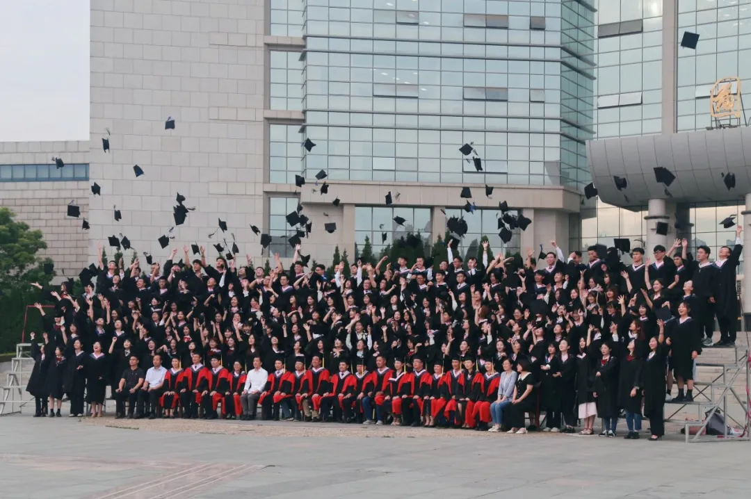 河南大学哲学与公共管理学院举行本科生毕业典礼暨学位授予仪式