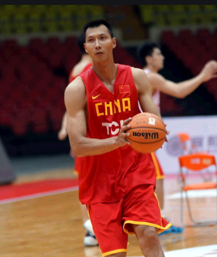 为什么nba球星都很壮(NBA运动员的肌肉为什么这么多？原因很简单，看易建联就知道了)