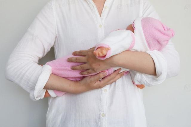 腕抱是指让宝宝的头部和颈部放在大人的一侧臂弯当中,而手腕则护住