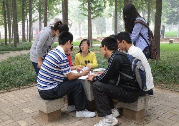 大学里含金量很高的证书，考不下来，会影响到学生就业甚至毕业