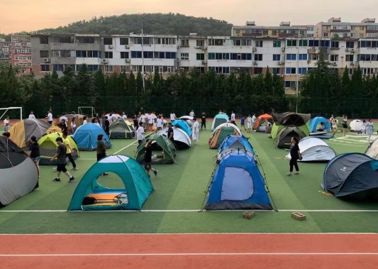 为学生“量身定做”新型课桌，家长们很开心，但学生们开心不起来