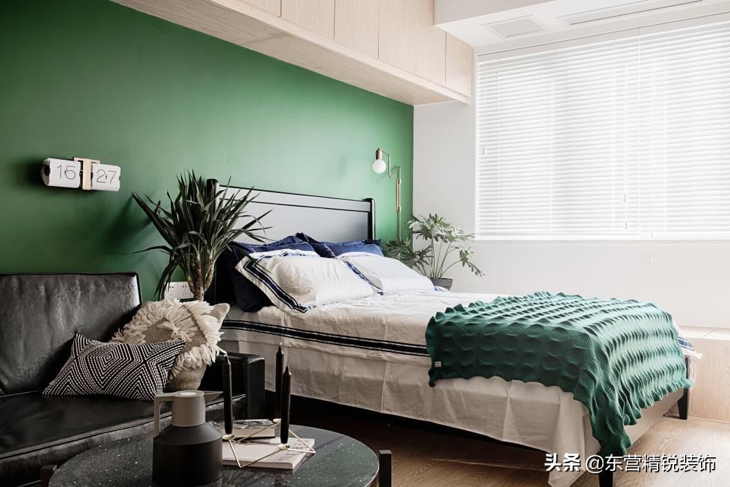 31款墨绿色背景墙装修效果图，不同区域墨绿色墙面效果