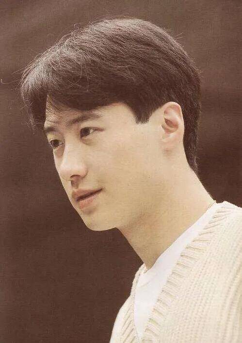 在当时的香港娱乐圈,黎明是公认最帅的,然而他却从不依靠颜值.