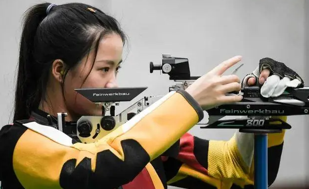 甜美女孩杨倩射落奥运首金，清华体育特长生身份曝光，圈粉无数