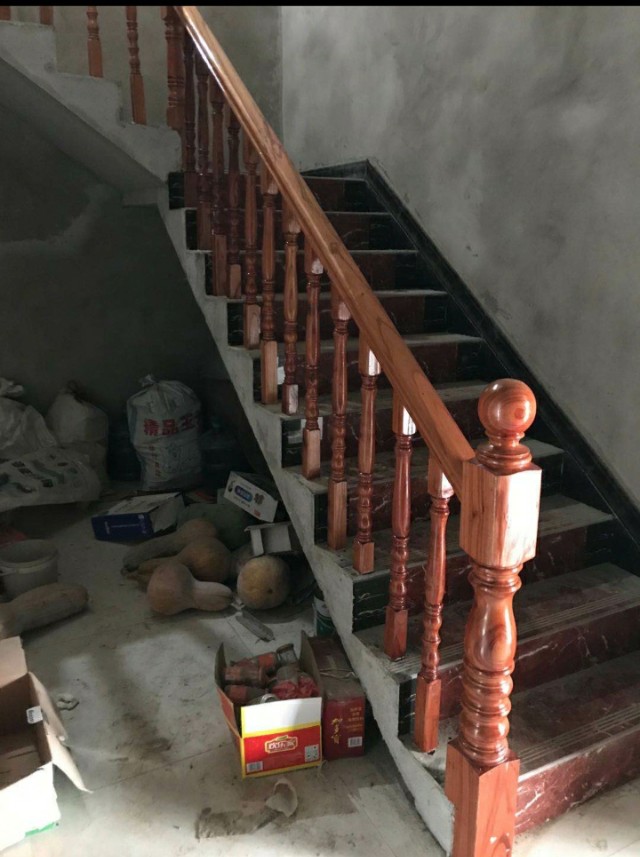 e7自建房装实木楼梯护栏扶手,什么材质最好?多少钱一米?