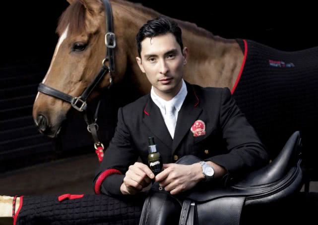 华天马术混血(中国马术第一人华天,中英混血颜值担当,真正的白马王子)