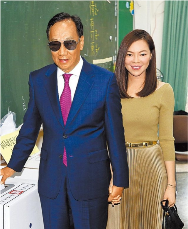 富豪郭台铭为嫩妻曾馨莹庆生，知道老婆不爱钱，每年坚持送玫瑰花