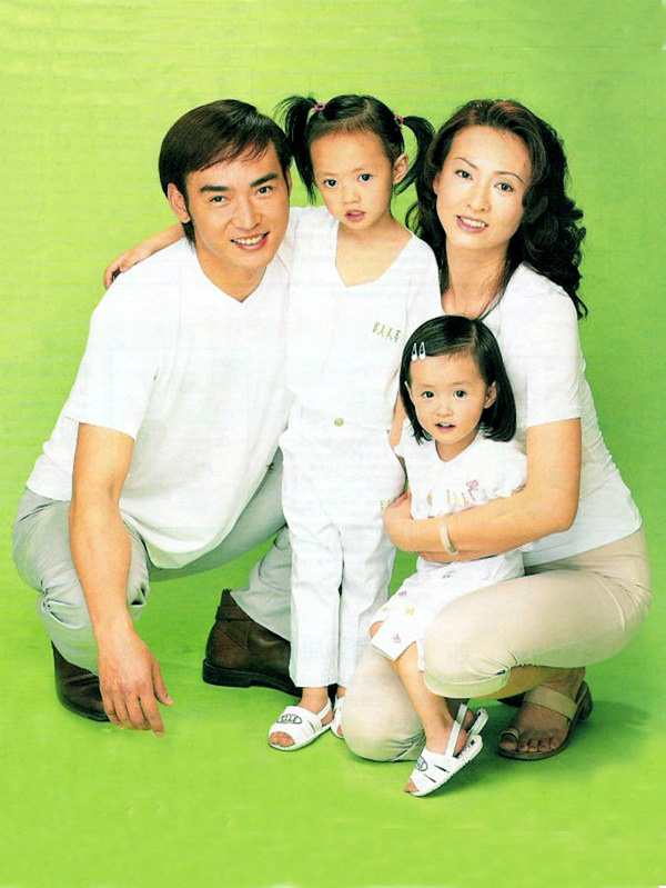 早在1990年,焦恩俊拍一款男士洗发水广告时,与化妆师黄宛林相识相爱.