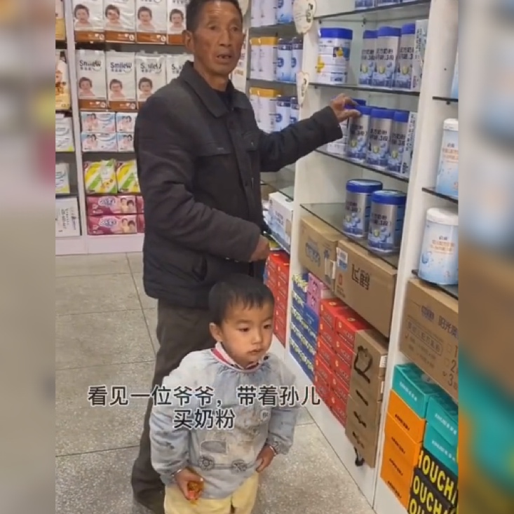 隔辈亲浓情意深：祖孙共度温馨时光
