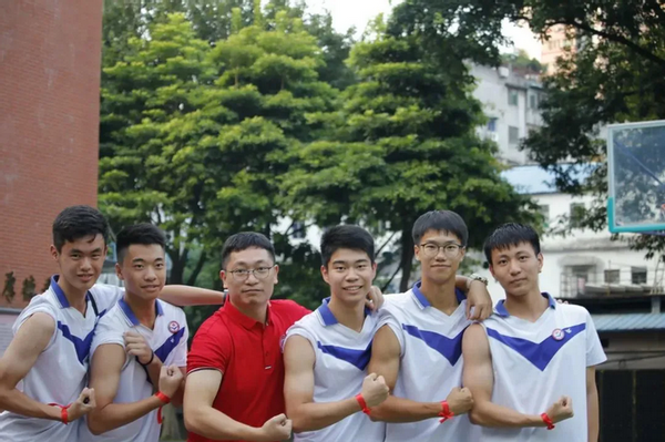 曾在报刊杂志发表百万字，他的作品成模拟题，被20多个省市中高考考卷采用！