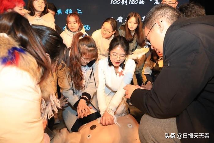 西安交大二附院医生为千余名师生上别样“健康课”