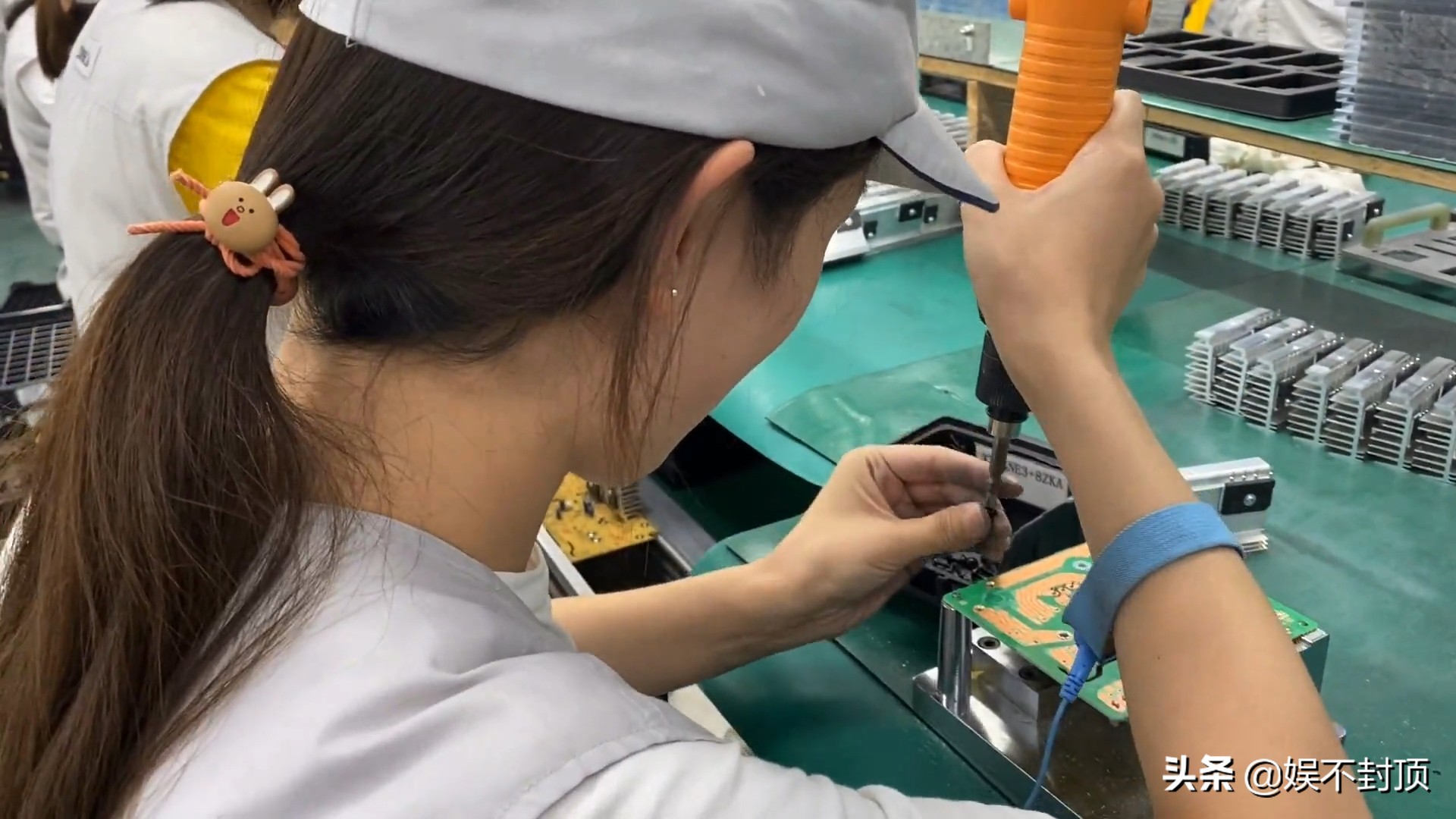 不要以为打螺丝的工位只有男生,看看我们的小姐姐一样的会打螺丝,看着