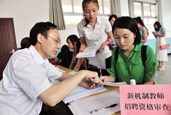教师招聘男考生“4分”进复审，官方回应难以服众：因为男老师少
