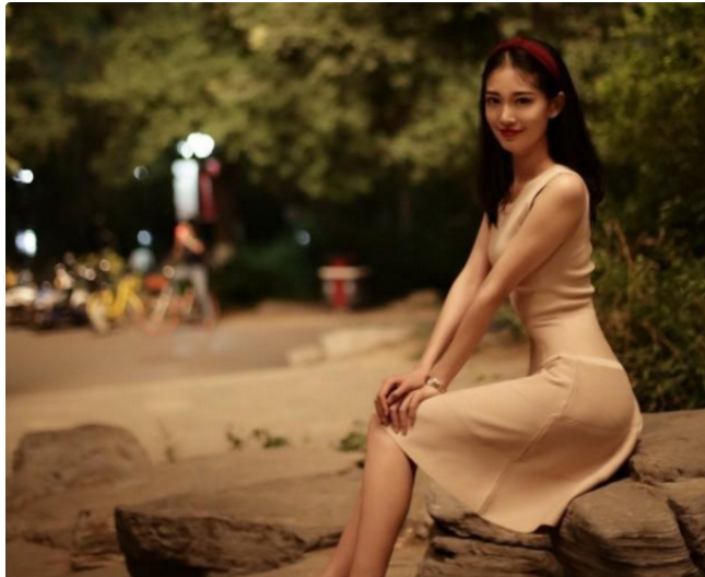 北大校花“毕业照”火了，才华与颜值并存，为何评论却大相径庭