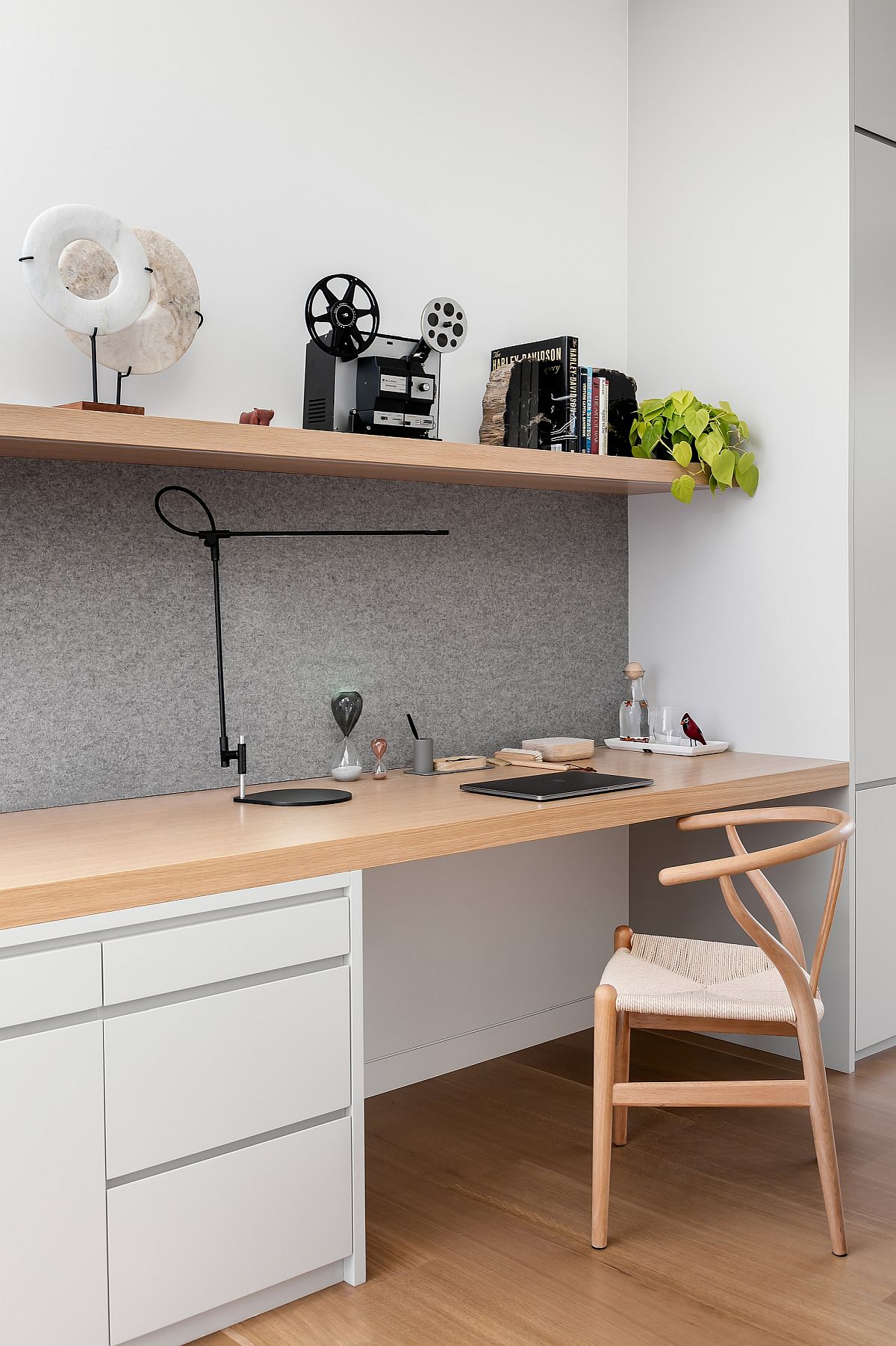 家庭用的小型办公桌(临时小型家庭办公室设计，美观独特又节省空间)