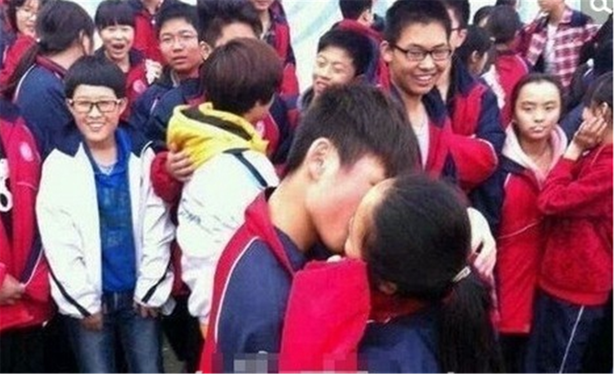初中生校内“求爱”，引上千同学围观，做出“不雅行为”毫不知羞