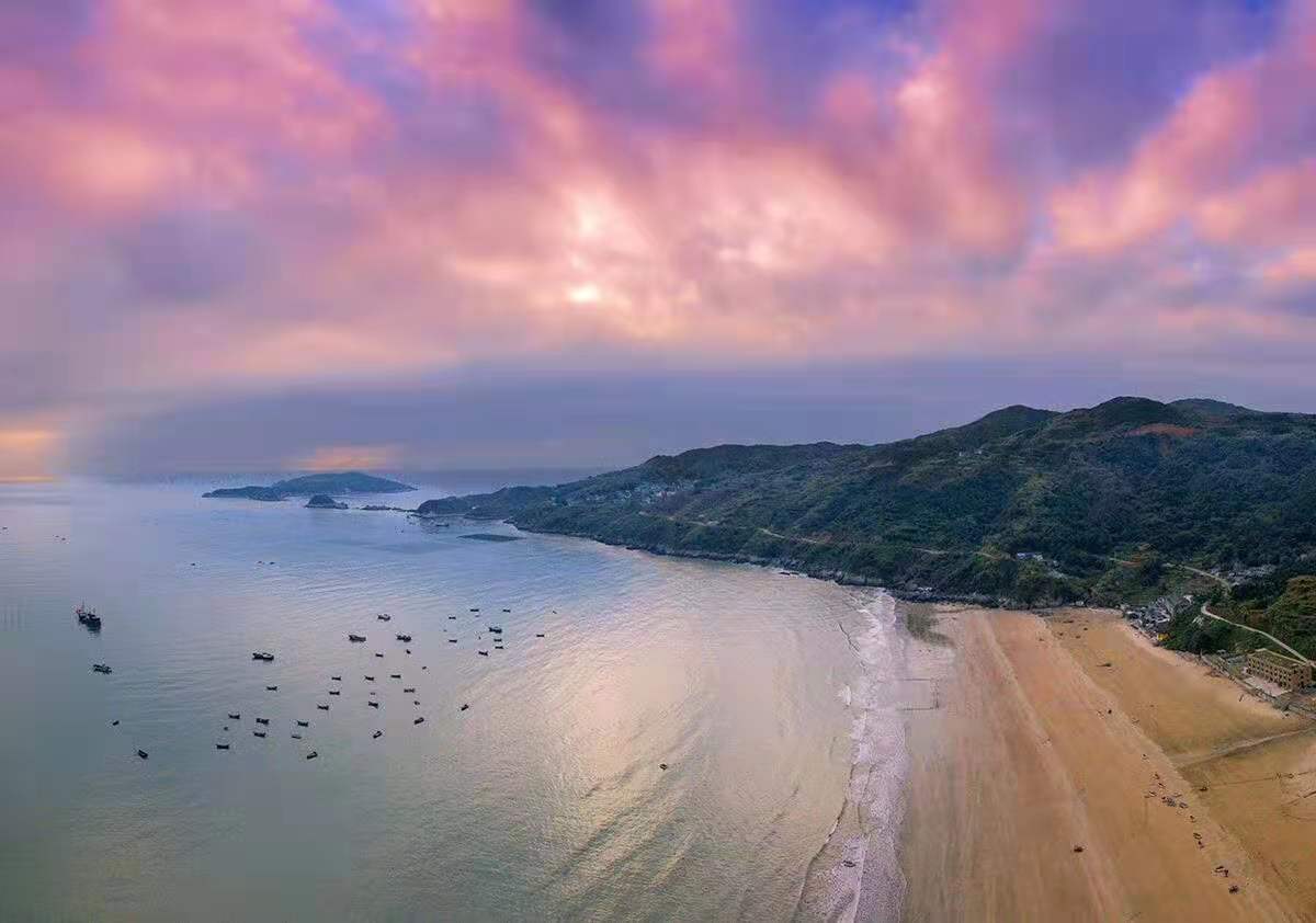 这个夏天我们一起去看海，让烦恼随海风飘远，抚慰冗杂的心