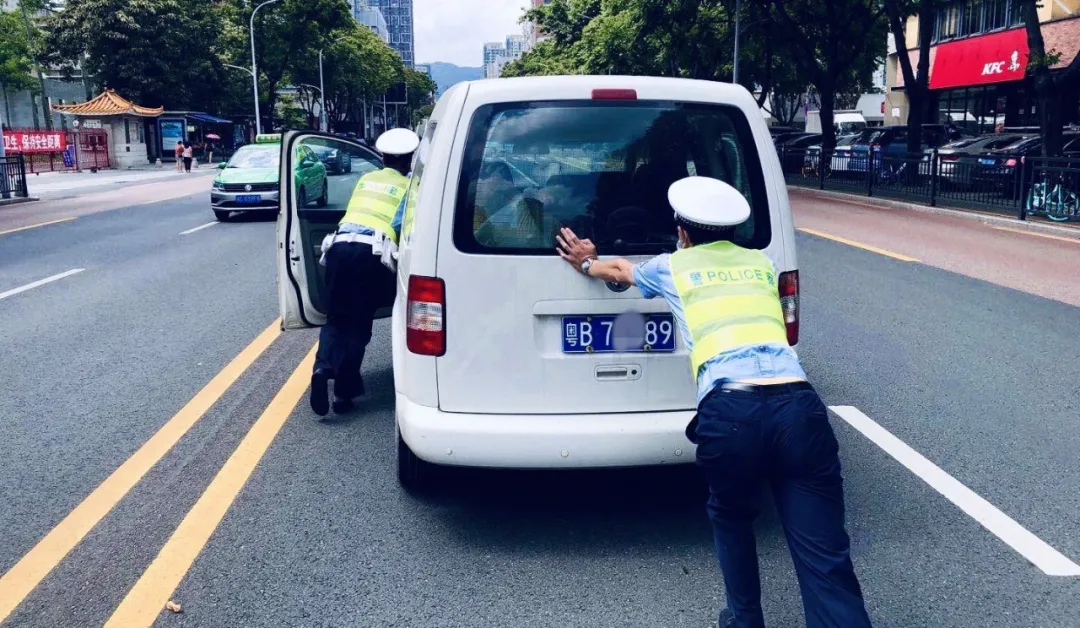 深圳宝马高速狂飙151，得知超速司机笑出来：幸好今天带上老婆