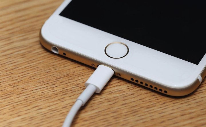 为什么 iPhone 的原装充电线容易坏？