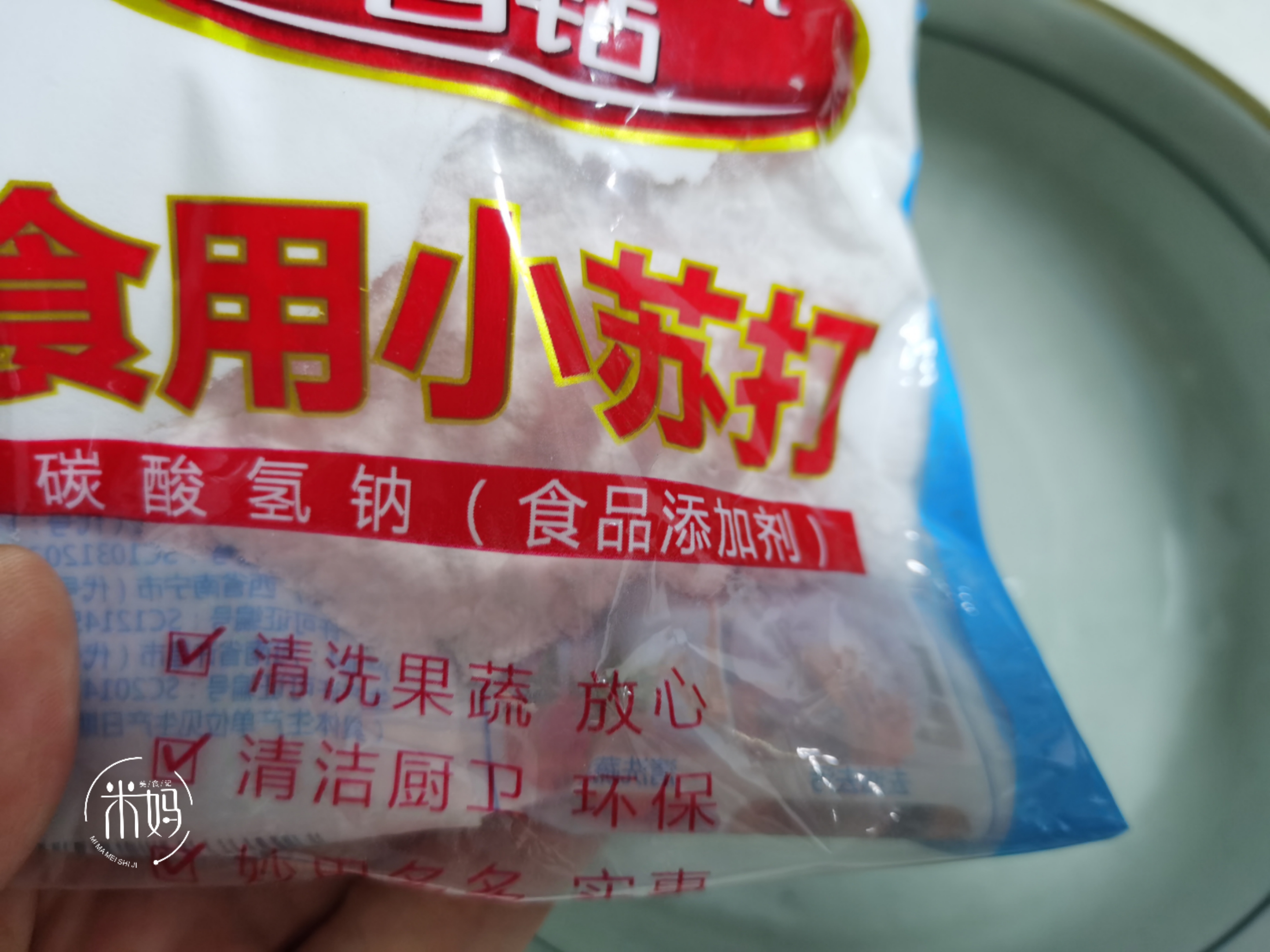 洗草莓别总用盐水泡，教你2招，脏东西污垢全跑光，干净又放心