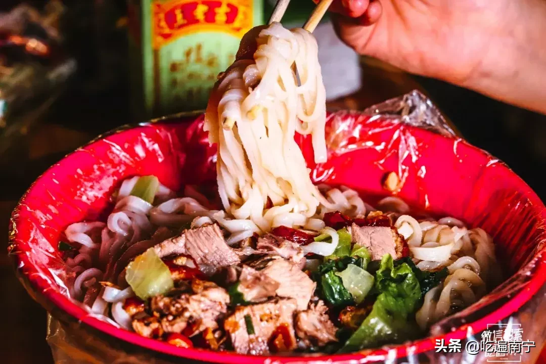 这家晚上10点半才开摊的烧鸭粉!还没开摊就有人在排队