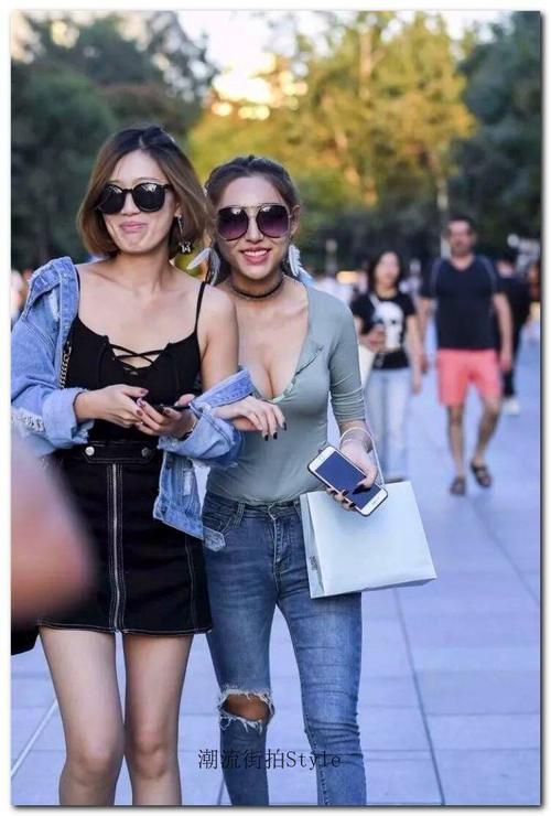 街拍:美女的紧身V领好方便,身材满分, 低领可以直接低到底吗