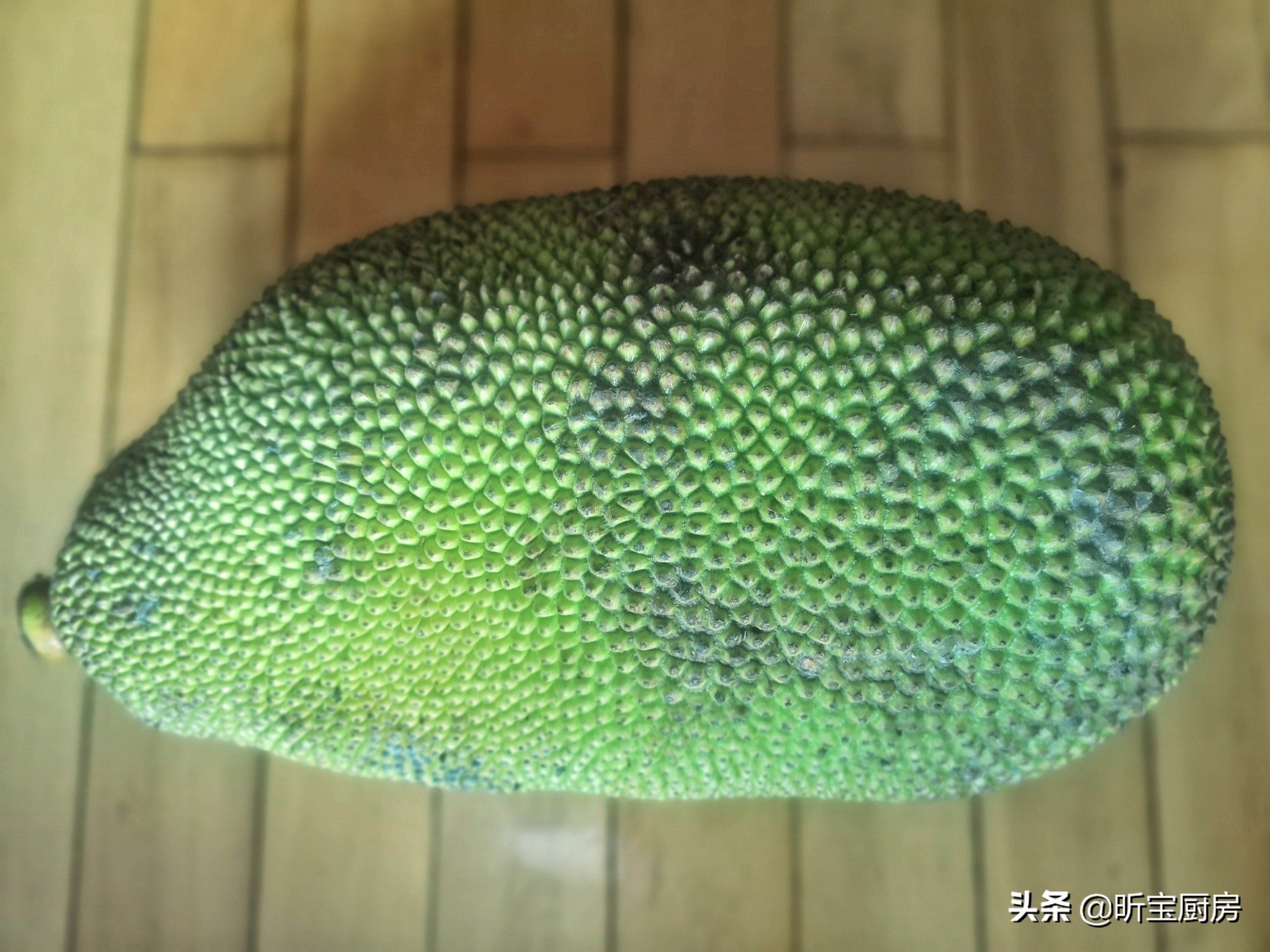 这水果一个20斤，印度人拿它当主食，我们却扔掉十多斤，太浪费了
