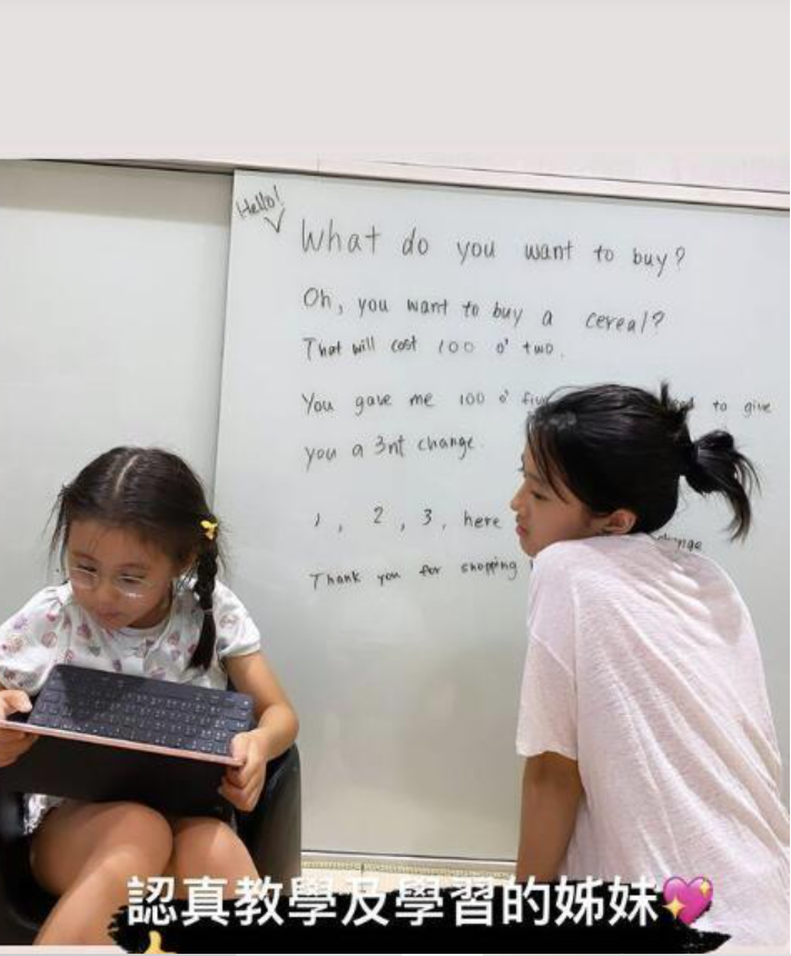 咘咘凌晨5点起床做作业，戴着眼镜超认真，贾静雯直呼：这是谁？