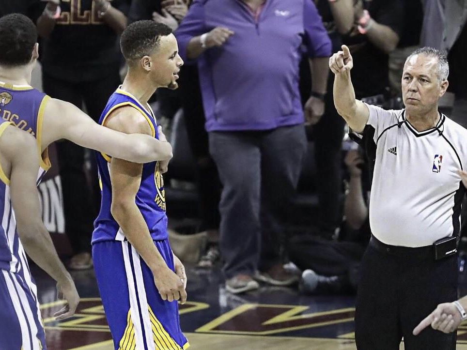 nba為什么牙套（NBA球星“輸不起”瞬間：庫里扔牙套被驅逐，米切爾破口大罵登哥）