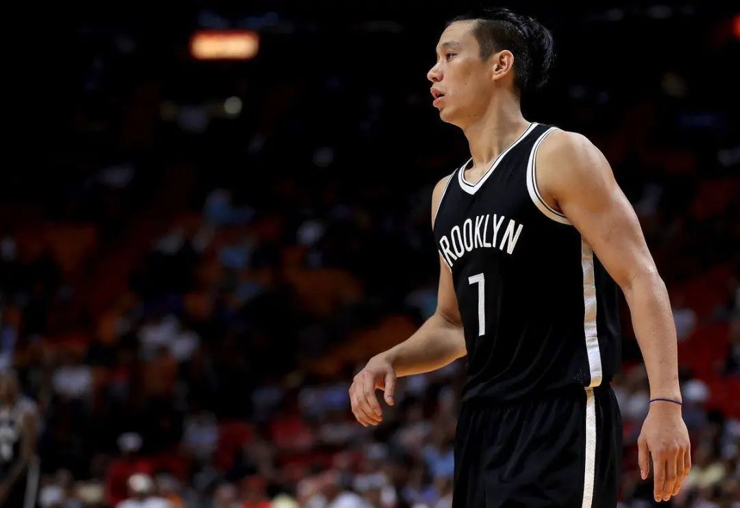 林書豪為什么沒人要nba（NBA沒人要？簽名鞋被一拖再拖？林書豪的生涯真正跌倒了谷底？）