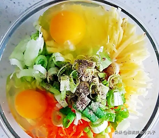 鸡蛋土豆饼做法（1个土豆2个鸡蛋10分钟做好早餐饼）
