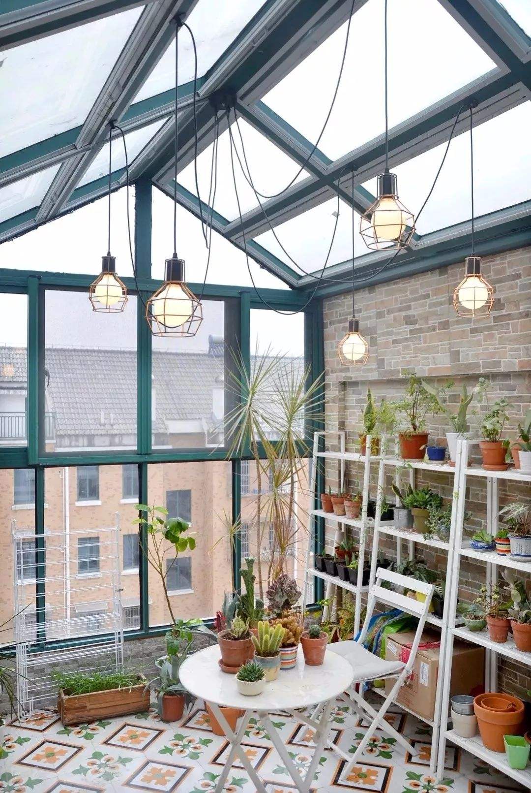 想买顶楼又怕闷热？别着急，这些装修方法可以解决问题