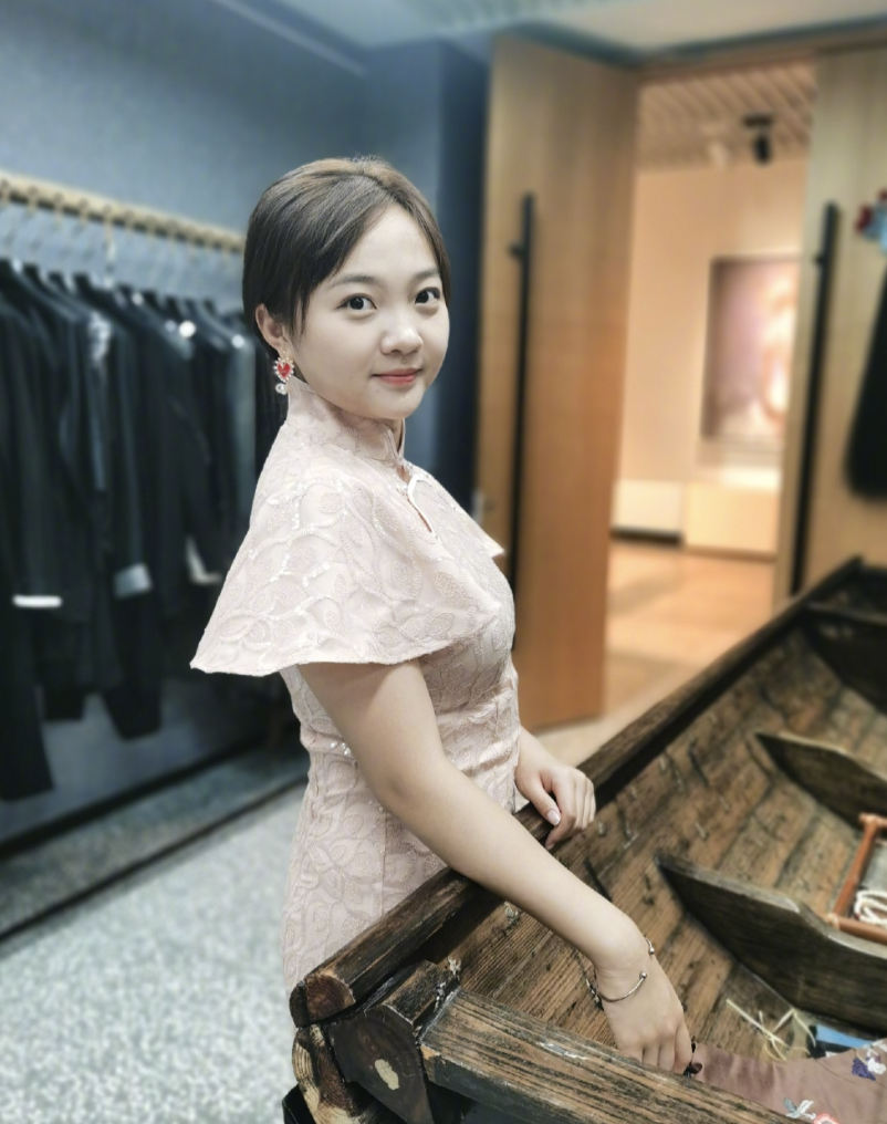 21岁林妙可感恩奥运，张艺谋却追悔莫及，代唱的杨沛宜完成逆袭