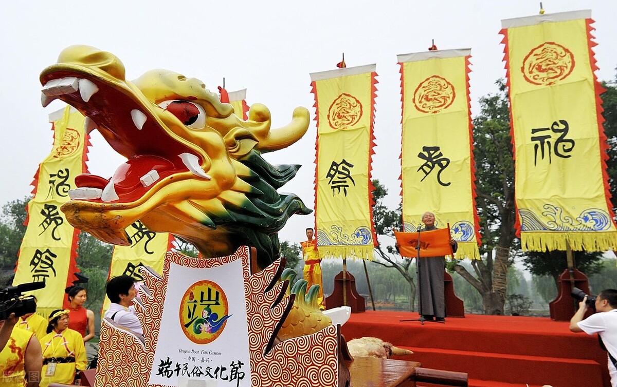 龍舟競渡(刻有龍圖騰的舟船)是必要的祭祀活動,由