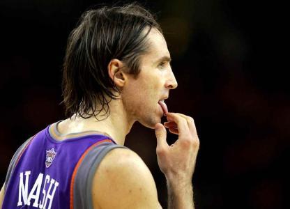 nba为什么要用手擦鞋（为什么纳什罚球的时候要舔手摸鞋？纳什自己给出了答案！）-趣拿体育