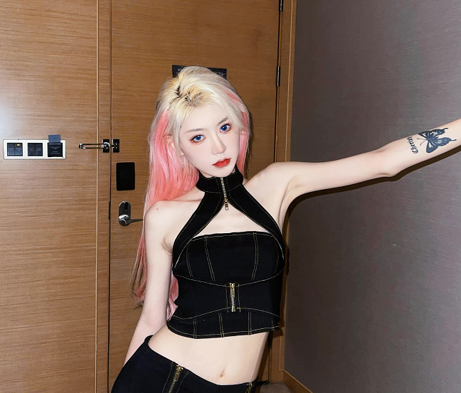 四川传媒学院“校花”走红，身材颜值不输明星，而且还如此优秀