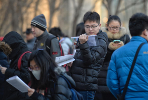 公务员考试培训班的“潜规则”，明知考生难进面试，却什么都不说