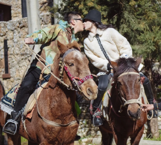 杜江夫妇喝下午茶被偶遇，霍思燕又胖了，双下巴愈发抢镜