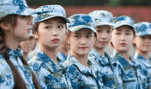 985四川大学新生军训因小事引发互相举报，看似闹剧实则需要深思