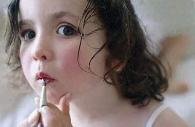 妈妈给6岁女儿洗澡，发现女儿发育惊人，医院一检查吓坏了