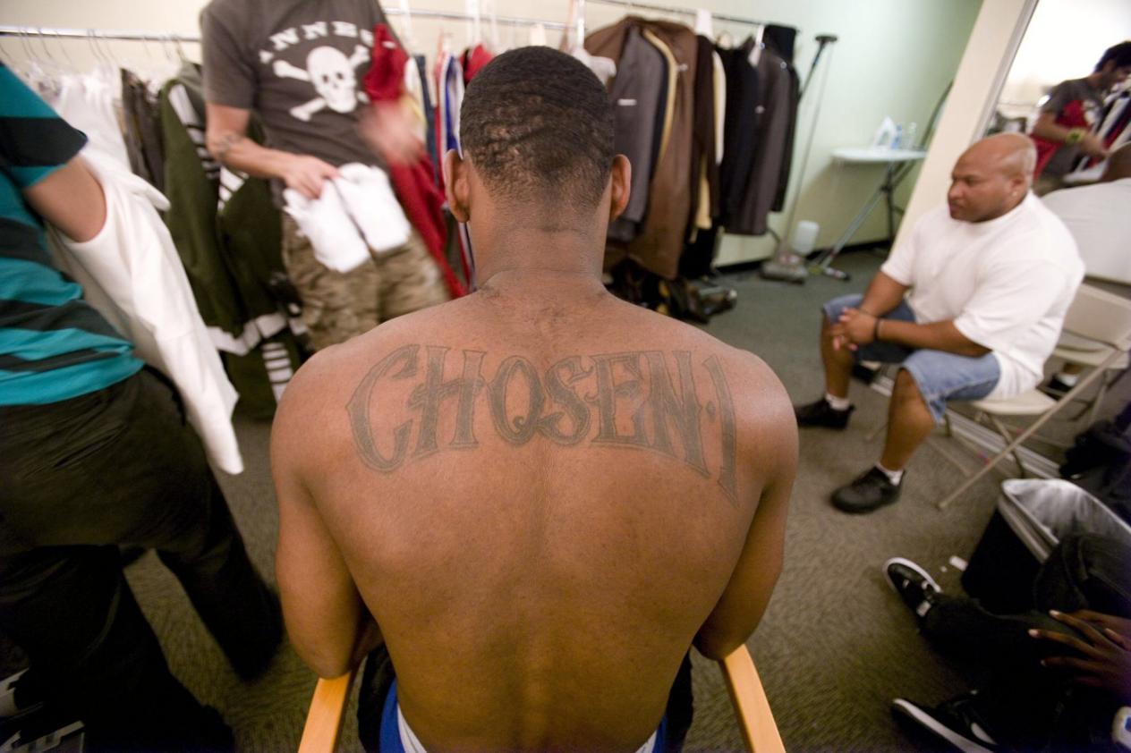 nba球星的纹身(NBA10大经典纹身，里面大有故事！他把“AI跨越泰伦卢”纹在腿上)