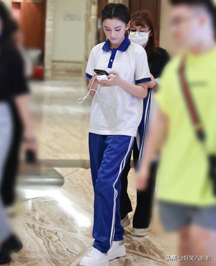 刘耀文穿校服录《萌探》，与小宋组校草组合，同期女生颜值也爱了