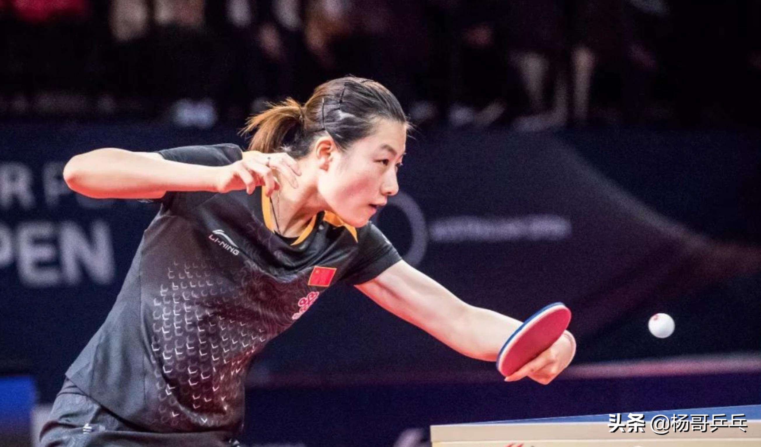 2016乒乓世界杯女单(丁宁刘诗雯为什么还不退役？她们真的阻挡了年轻队员的成长吗？)