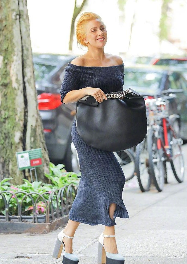 Lady gaga自曝遭性虐怀孕，但不愿透露人渣姓名，网友：炒作？